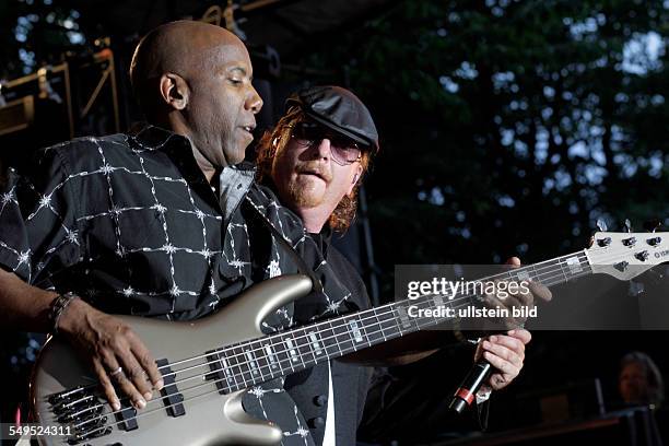 Toto , Sänger Joseph Williams, Nathan East , Auftritt, Open Air am Tanzbrunnen in Köln