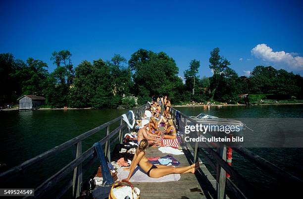 Bootsanlege- und Badesteg in Ambach, Badegäste, Sonnenbaden, Urlaub, Starnberger See, Oberbayern