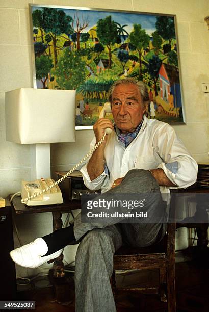 Francois Spoerri, Begruender von Port Grimaud, am Telefon in seinem Haus