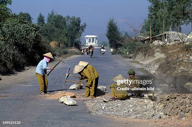 Arbeiterinnen mit Pickel im Strassenbau, harte Arbeit, Vietnam, um 2000,