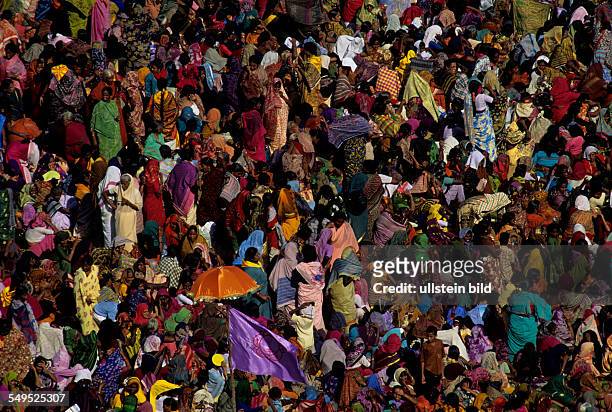 Bunte indische Frauenmenge in Sari-Kleidung, beim 70. Geburtstag von Sathya Sai Baba in Puttaparthi, Andhra Pradesh, Indien