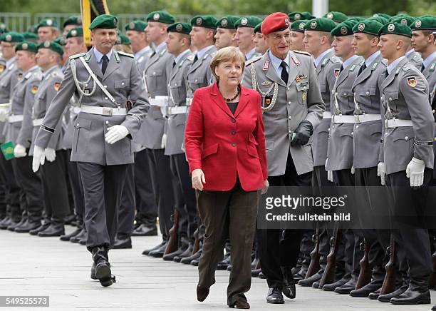 Bundeskanzlerin Angela Merkel mit Wachbataillon in Erwartung eines Staatsgastes