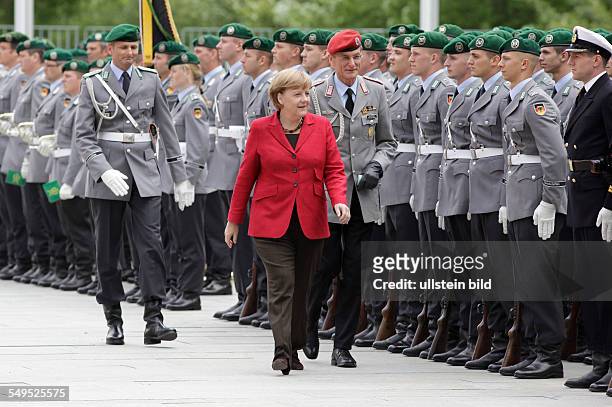 Bundeskanzlerin Angela Merkel mit Wachbataillon in Erwartung eines Staatsgastes