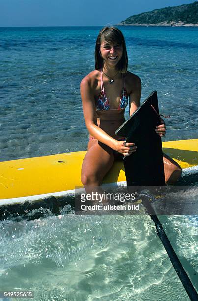 Harry Valeriens Tochter Tanja im Urlaub auf Ibiza, auf dem Surfboard
