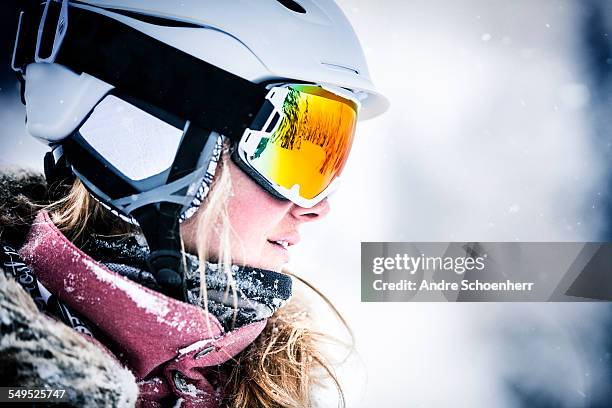 skiing in the austrian alps - ski jacket - fotografias e filmes do acervo