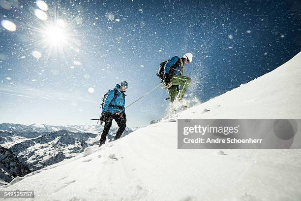 trekking in the austrian alps - volgen activiteit stockfoto's en -beelden