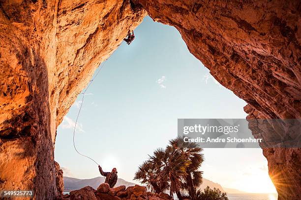 lead climbing - freeclimber stock-fotos und bilder