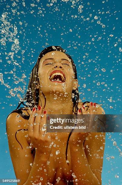 Model, topless, Portrait, im Wasser, Spritzwasser, Kosmetik, Zähne