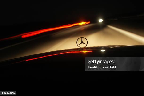 Nachtfahrt auf der Landstraße, mit einem Mercedes