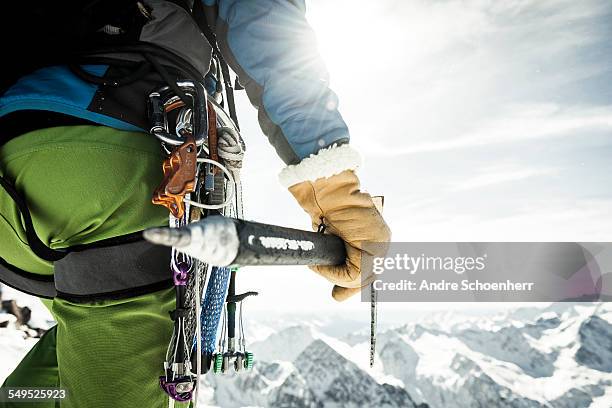 climber close up shot - bergbeklimartikelen stockfoto's en -beelden