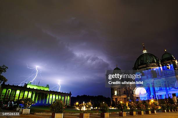 Gewitterblitze in der Nacht/ Gewitter in Berlin - Lichttest für das Festival of Lights 2012 am Lustgarten mit Berliner Dom und dem Alten Museum