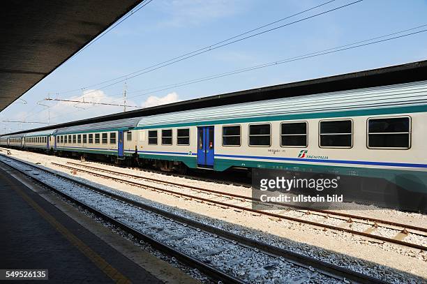 Wartender Zug am Bahnhof von Venedig, Trenitalia, Personen- und Güterverkehr der italienischen Eisenbahngesellschaft Ferrovie dello Stato