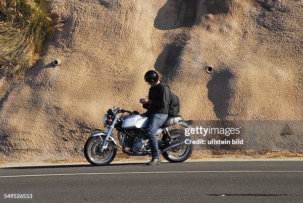 Auch ein Ducati - Fahrer muss mal seine SMS checken. Aufgenommen am Pacific Coast Highway zwischen Santa Monica und Malibu