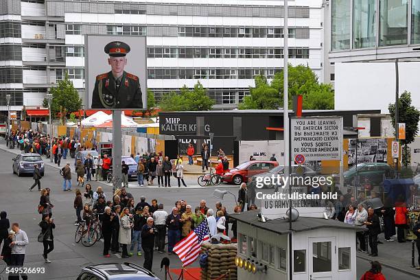 Bau eines Info-Ausstellungspavillon auf der Freiflaeche am Checkpoint Charlie als Vorbote fuer das geplante Museum des Kalten Krieges . Das FORUM...