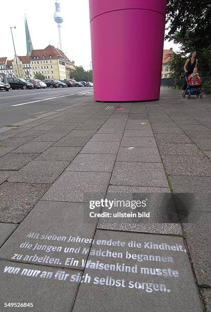 Stadtjubiläum 775 Jahre Berlin, grosse pinkfarbene begehbare Infotuerme stehen in der historischen Mitte, auf dem Strassenpflaster sind ca 500...