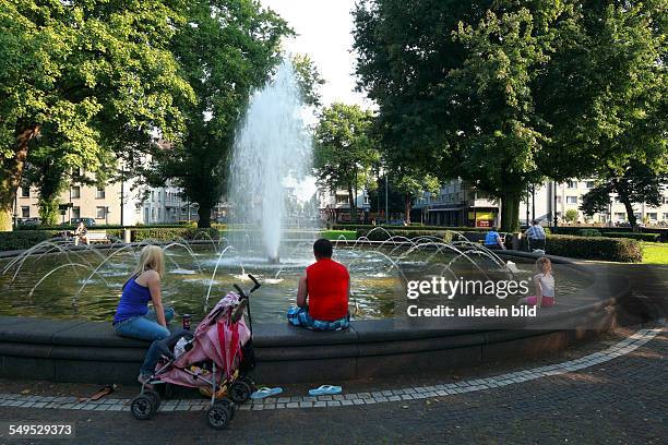 Krefeld, Rhine, Lower Rhine, Rhineland, North Rhine-Westphalia, NRW, Friedrichsplatz, Frederick square, well, spring, fountain, people, freetime