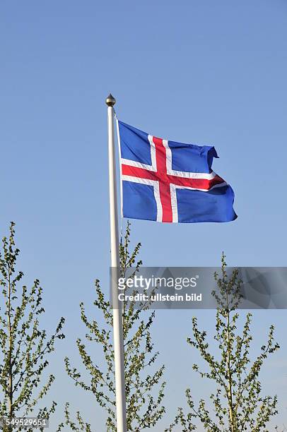 An einer Raststätte an der Ringstraße Nr. 1 in der Nähe von Reykjavik weht an einem Mast die isländsiche Fahne, aufgenommen am 28. Mai 2012.