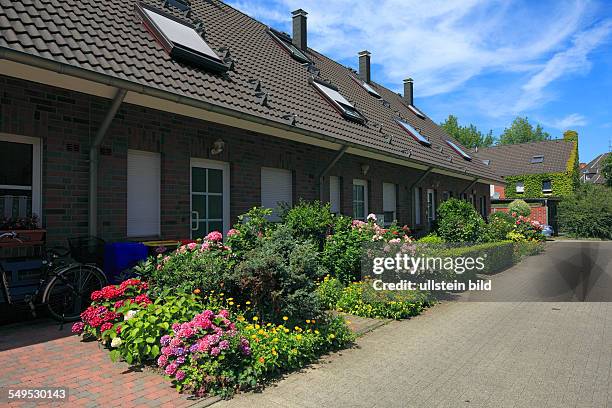 Krefeld, Rhine, Lower Rhine, Rhineland, North Rhine-Westphalia, NRW, residential buildings at Heinrich-Band Weg, row houses, front gardens, flower...