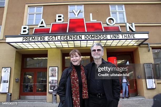 Angelica Domröse und Hilmar Thate, Schauspieler, Deutschland - vor dem Kino Babylon in Berlin-Mitte