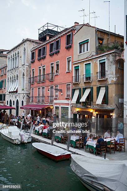 Abends in Venedig sitzen die Menschen unter freiem Himmel und trinken oder Essen in Bars und Restaurants.