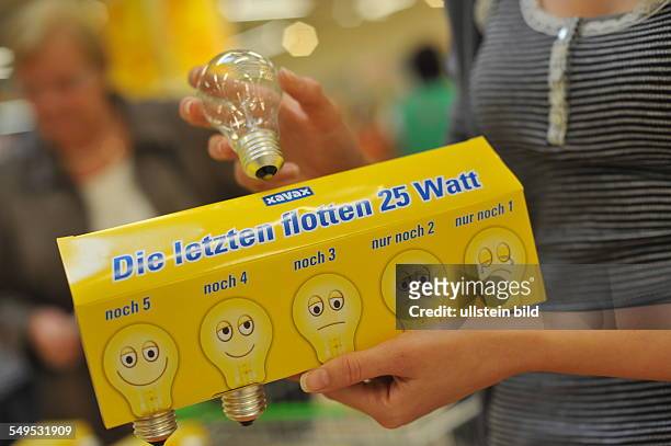 Ab dem 1. September trifft das EU-Verbot auch die letzten klassischen Glühbirnen. Auch die kleinen 25- und 40-Watt-Birnen verschwinden dann vom...