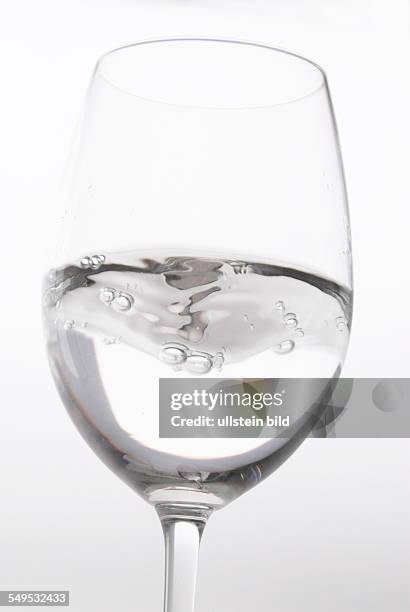 Ein Glas Wasser, bewegte Oberfläche