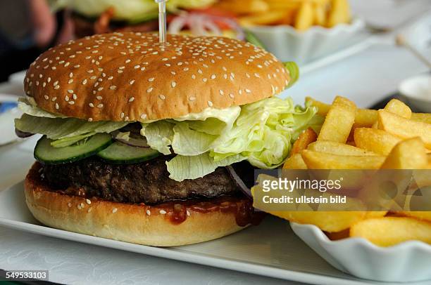 Einen besonderen Burger, den Wolfsburger, gibt es im Restaurant des Hotels Ritz-Carlton in der Autostadt des Volkswagenwerkes Wolfsburg . Der...