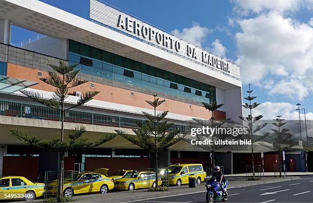 Taxen vor dem Flughafengebäude des Flughafen Santa Catarina in Santa Cruz westlich der Inselhauptstadt Funchal