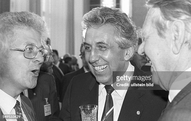 Conference of the Institute for East West Security Studies in Potsdam , reception in the State Council building in East Berlin, from left: Karsten D....