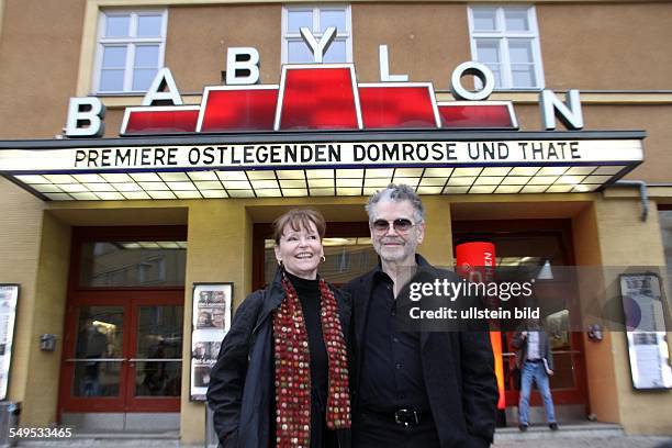 Angelica Domröse und Hilmar Thate, Schauspieler, Deutschland - vor dem Kino Babylon in Berlin-Mitte