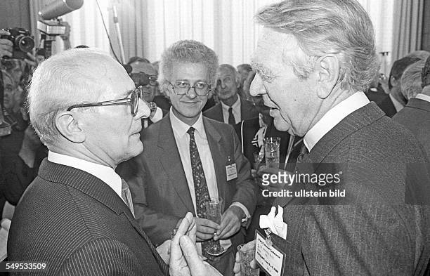 Conference of the Institute for East West Security Studies in Potsdam , reception in the State Council building in East Berlin, from left: Erich...