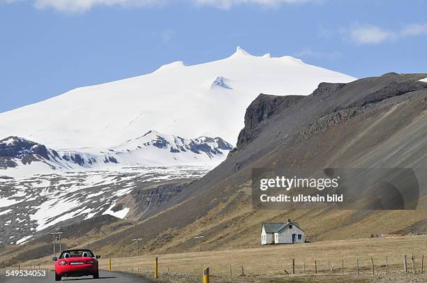 Blick zum dauerhaft schneebedeckten 1446 m hohen Gipfel des Vulkans Snaefellsjökull auf der Halbinsel Snaefellsnes, aufgenommen am 19. Mai 2012.