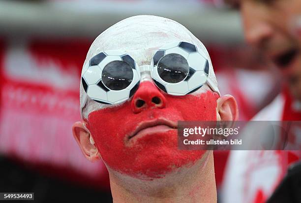 Polenfan polnischer Fan mit Gesichtsbemalung Brille , Sport, Fußball Fussball, UEFA EM Europameisterschaft Euro 2012, Saison 2011 Tschechien...