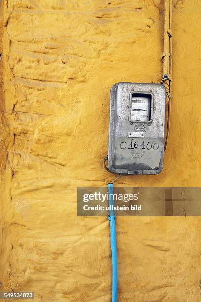 Griechenland alter Stromzaehler an einer Aussenwand an einem gelben Haus