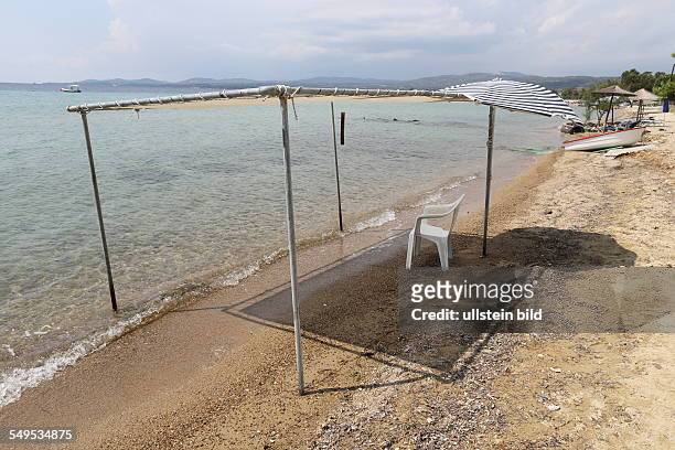Griechenland leerer Strand mit Sonnenschutz, Sonnenschirm