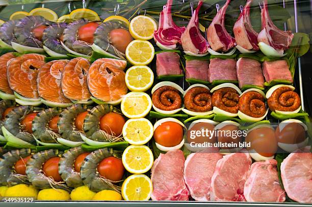 In einem Fisch-Restaurant liegen Fische und Fleisch zur Zubereitung in einer Vitrine.