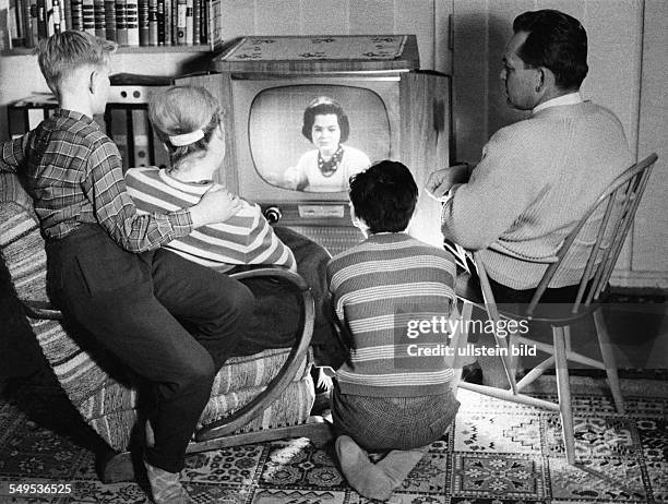 Germany : family watching TV in the fifties