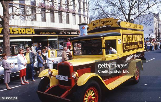 Berlin, ca 1979, Oldtimer Parade auf dem Kurfürstendamm, Bier Express, Engelhardts;