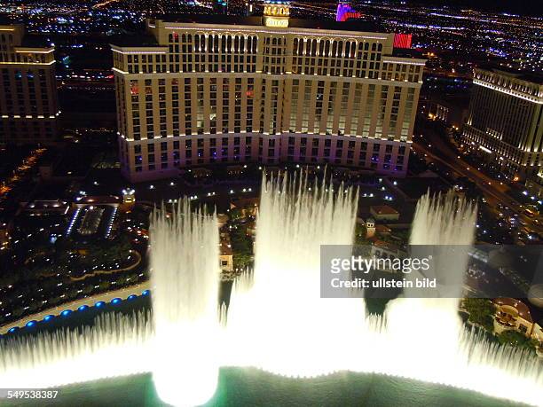 Stadtübersicht am Abend vom nachgebauten Eiffelturm in Las Vegas, aufgenommen am 9. August 2012.