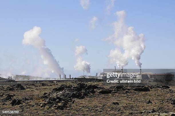 Über einem Geothermalkraftwerk, das eine Thermalquelle zur Energieerzeugung nutzt, steigt weißer Wasserdampf auf. Aufgenommen am 31. Mai 2012...