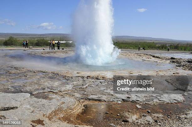 Aus dem Geysir "Strokkur" im Thermalgebiet von Haukadalur schießt alle 5-10 Minuten in Sekundenbruchteilen eine 15 bis 30 Meter hohe Wasser-und...