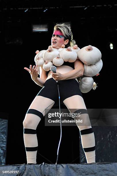 Peaches, gebuertig Merrill Beth Nisker - Konzert der kanadischen Electroclash-Saengerin beim Portland Open Air Festival 2012 in Hamburg.