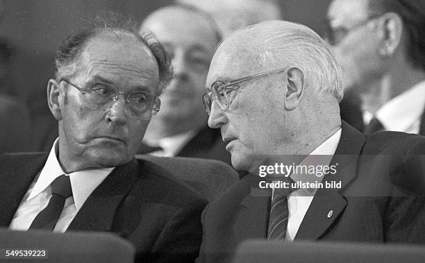 Foto : Außenminister Oskar Fischer , Vize-Volkskammerpräsident Gerald Götting bei Festakt im Staatsrat. Orden für Juden aus Ost und West. Berlin DDR,...