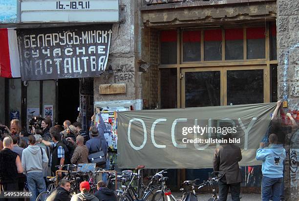 Gegen 08 Uhr wurde heute das Kunsthaus Tacheles durch den Tacheles-Kuenstler Martin Reiter aus Anlass der Zwangsraeumung unter Polizei-Aufsicht...