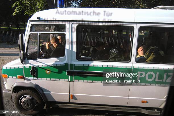 Gegen 08 Uhr wurde heute das Kunsthaus Tacheles durch den Tacheles-Kuenstler Martin Reiter aus Anlass der Zwangsraeumung unter Polizei-Aufsicht...