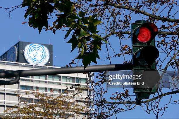 Die Verkehrsampel vor dem Sitz der UN-Organisationen im ehemaligen Abgeordnetenhochaus ' Langer Eugen' in Bonn steht auf Rot