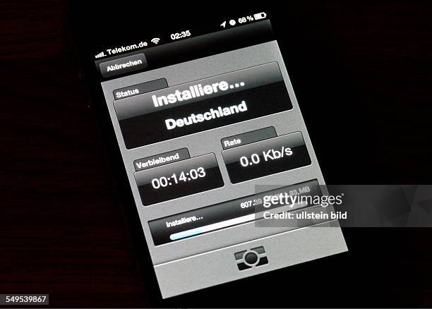 Eine Navigationssoftware lädt auf dem iphone Deutschlandkarten nach und meldet beim Download 'Installiere Deutschland'