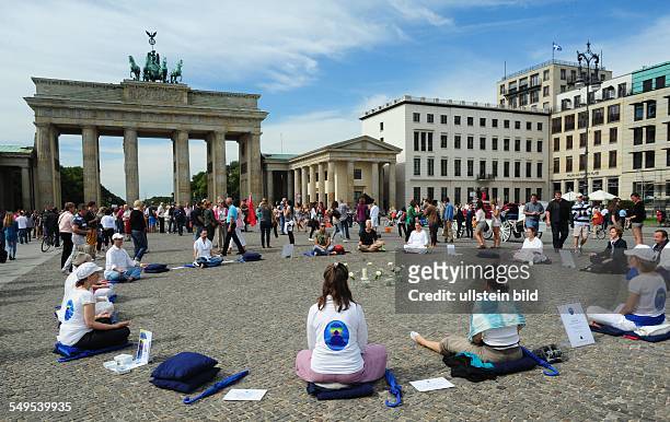 Jeden Sonntag um 12 Uhr meditieren Menschen vor dem Brandenburger Tor für den Frieden