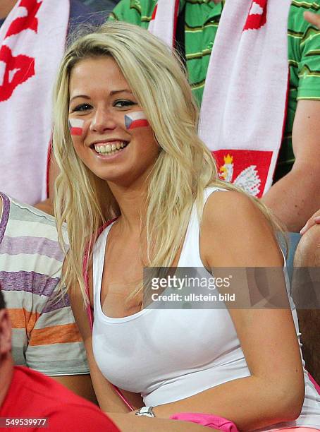 Tschechischer Fan Frau Maedchen mit Gesichtsbemalung lachend, sexy , Sport, Fußball Fussball, EM Europameisterschaft Euro 2012, Saison 2011...