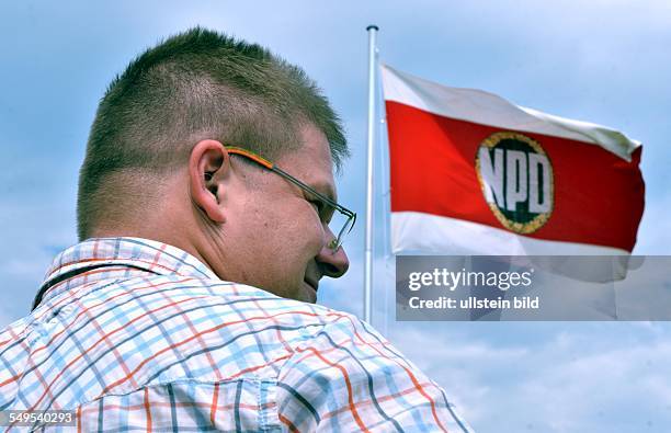 Mainleus / Bayern / NPD / Bayerntag / Apfel NPD-Vorsitzender Holger Apfel in Mainleus auf dem Bayerntag der bayrischen NPD mit NPD-Flagge